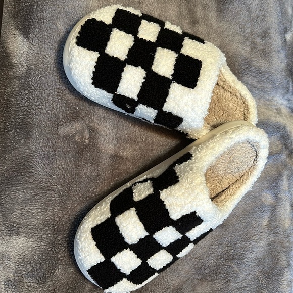 Cute new checkered slippers! - Picture 4 of 4